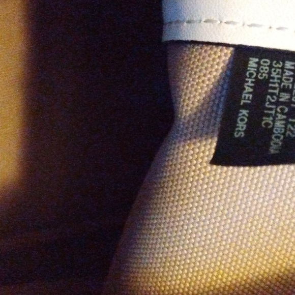 Micheal kors hand bag small new condition also comes with d bag - Picture 4 of 6